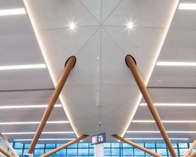 Airport Terminal Performance Downlighting Shape Light, CCTLed Downlight Fixed can be see along the main holding room gracing