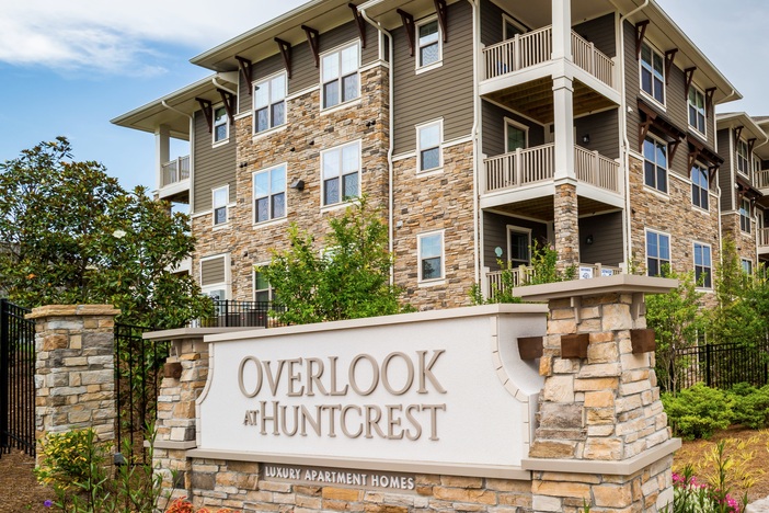 View of Overlook at Huntcrest Luxury Apartments | Cultured Stone