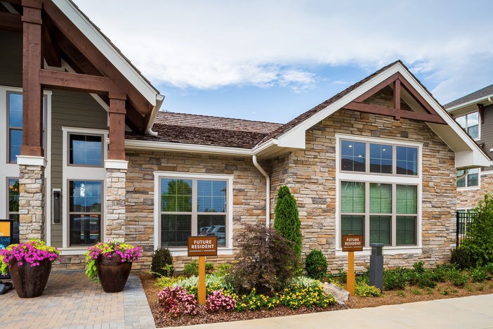 Overlook at Huntcrest Luxury Apartments | Cultured Stone