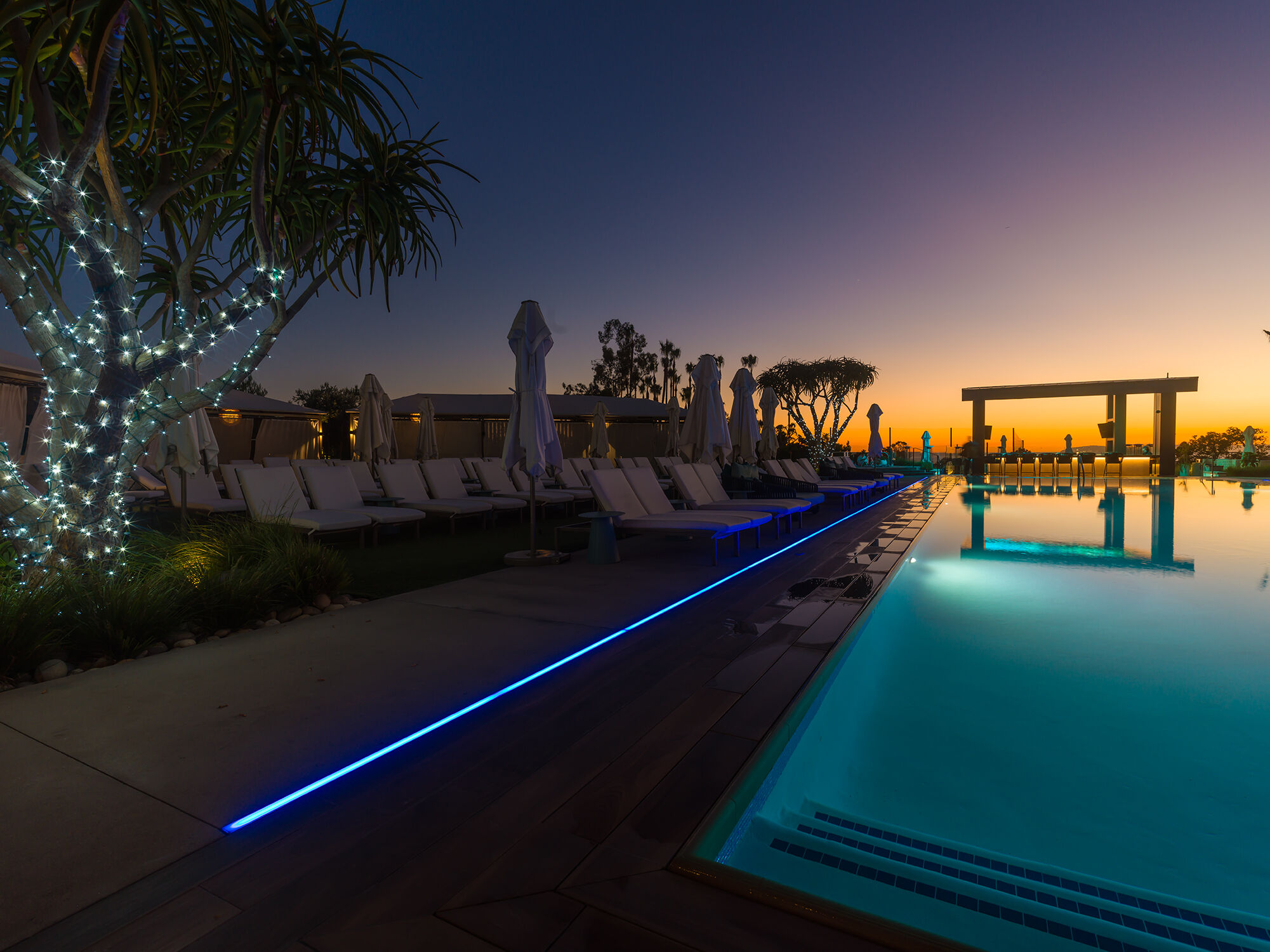 DURAFLEX ARCH TOP FLEX, The CUSTOMIZED linear lighting in static blue, delivers an energy efficient linear direct view