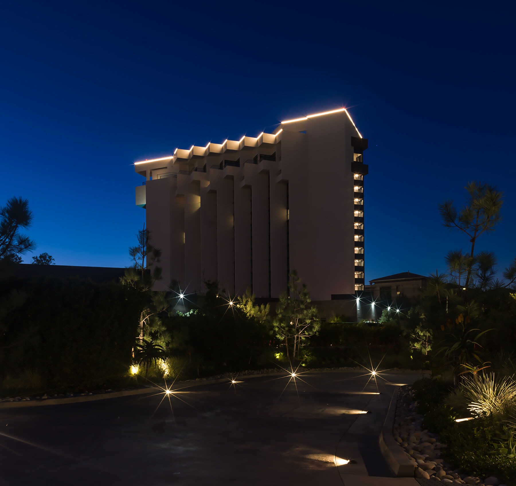 Exterior Building Roof Highlights, DURATAPE ES IP67 3000K WITH PRAPU PROFILE