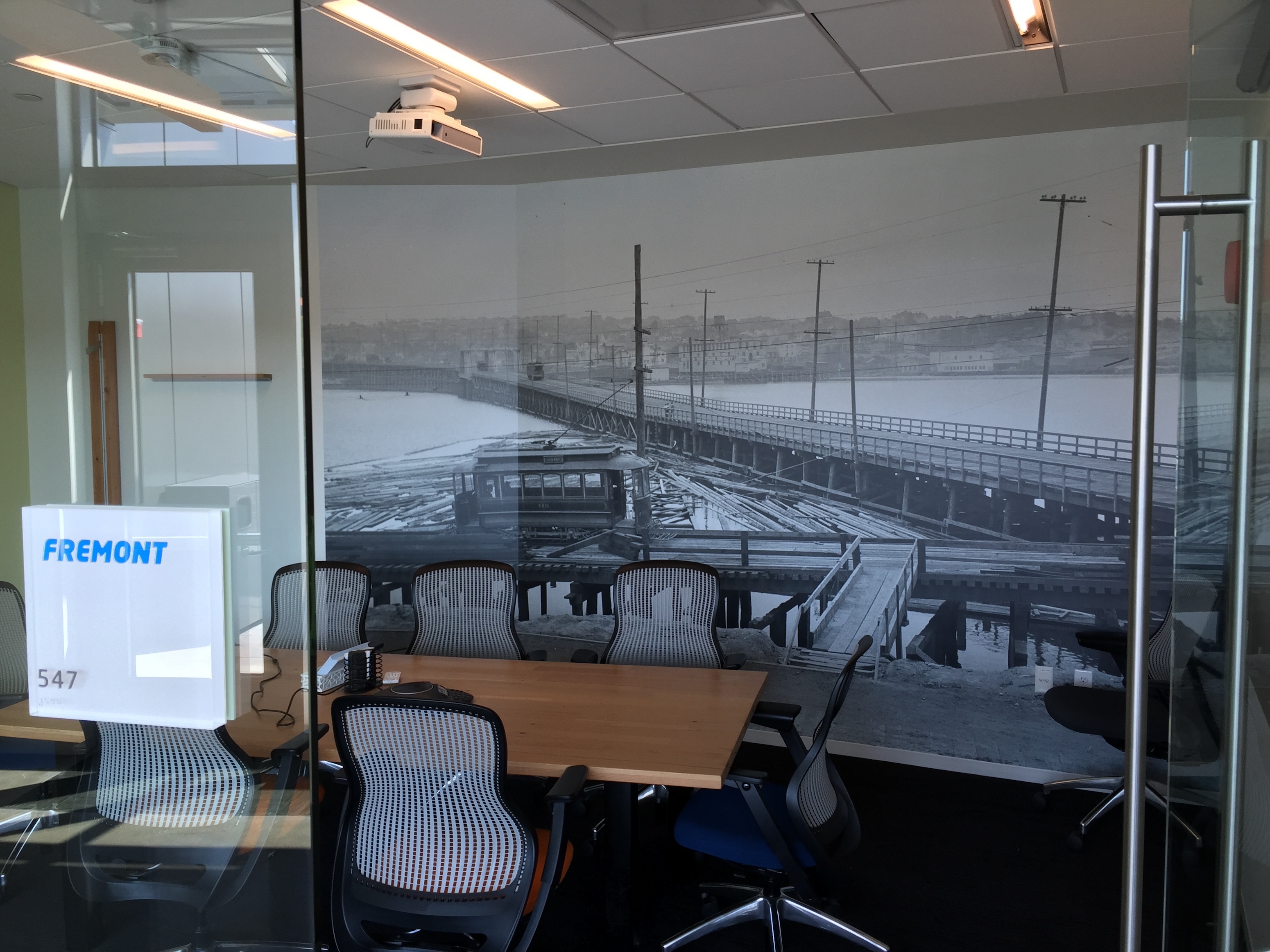 superGraphics_brooks_sports_office_enviornments_office | superGraphics